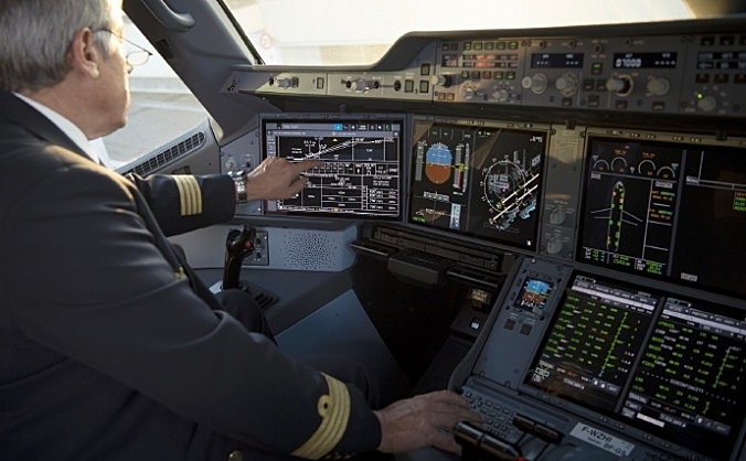 首架选配触屏驾驶舱显示的A350交付 东航成首家用户
