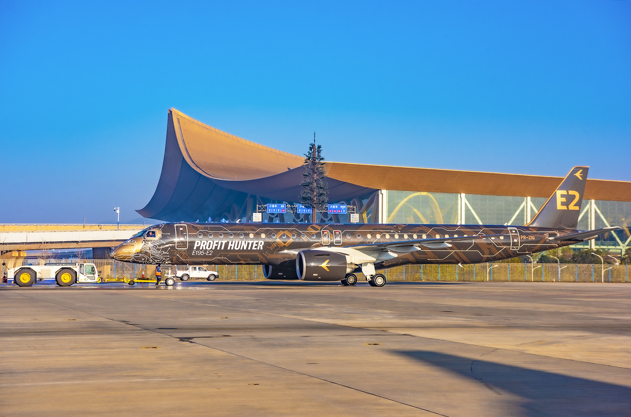 "工程狮"飞抵昆明长水国际机场展示暨中国民航支线航空论坛在昆明举行