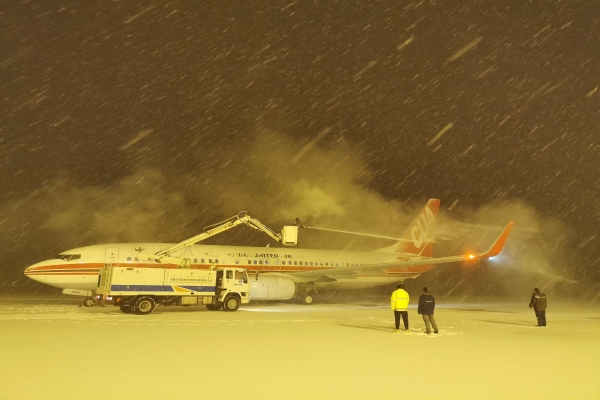 巴彦淖尔机场圆满完成除冰雪保障任务