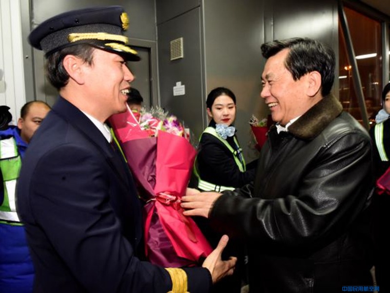 冯正霖在大兴机场迎接2019年最后一天航班平安归来