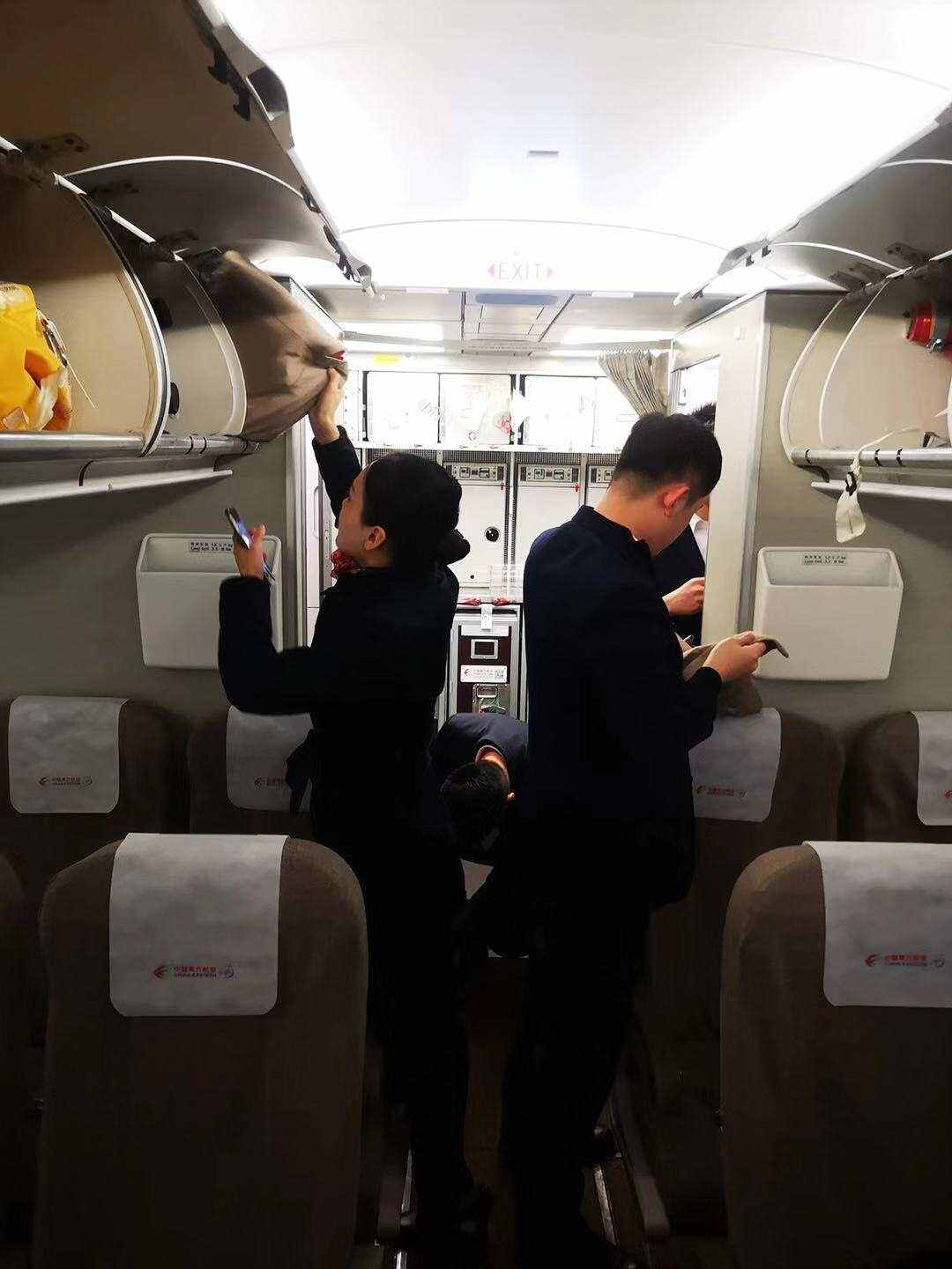 东航空乘春运日记：点燃自己照亮旅客回家的路