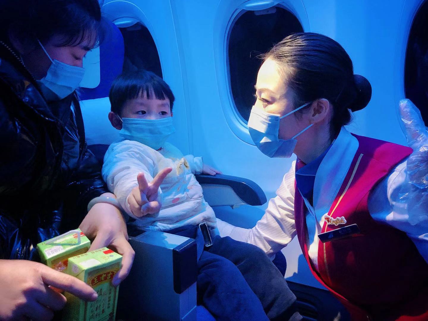 讲个故事——飞机上的“熊宝宝”戴好了口罩