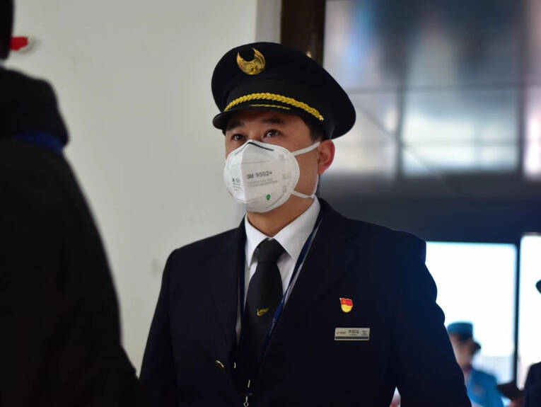 抗疫战场上，他们勇做“最美逆行者”