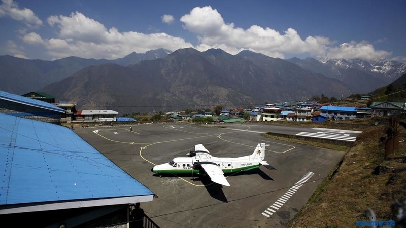 尼泊尔一架小型飞机冲出跑道，机组人员无恙