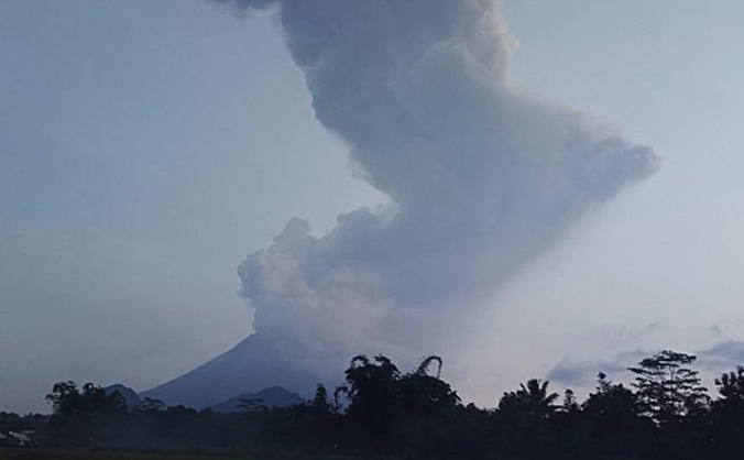 印度尼西亚默拉皮火山喷发，致梭罗机场暂时关闭