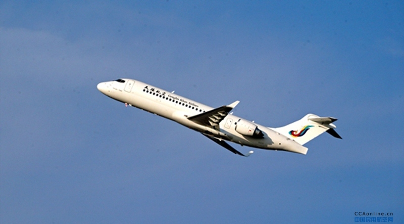 浦东生产线第一架ARJ21飞机进行首次生产试飞