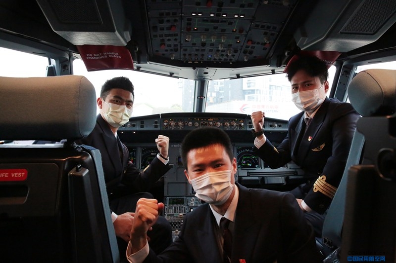 当“飞行英雄”遇上“抗疫英雄” ——“英雄机长”何超带队迎接上海最后一批“抗疫英雄”凯旋