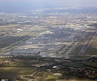 英国机场需强制防护措施，社交距离无法确保航空旅行安全