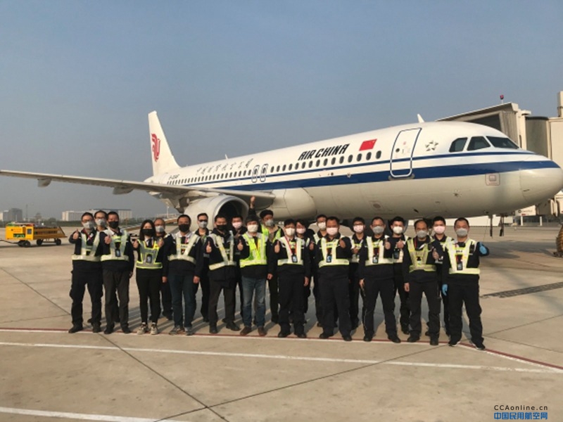 Ameco武汉分公司圆满完成国航在武汉天河国际机场的复航首飞保障