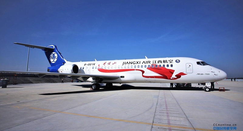 浦东机场迎来首架执飞商业航班的ARJ21飞机