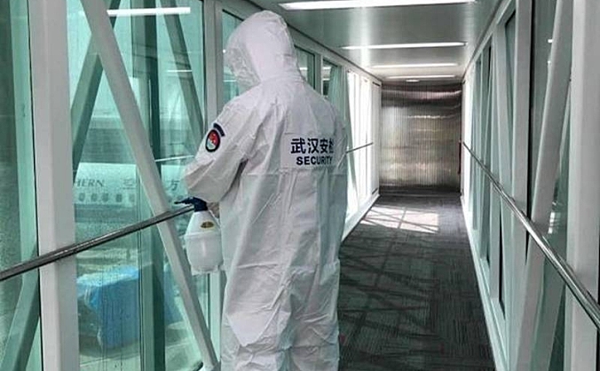 武汉天河机场廊桥操作员：廊桥“一用一消杀”，口罩每4小时内更换一次