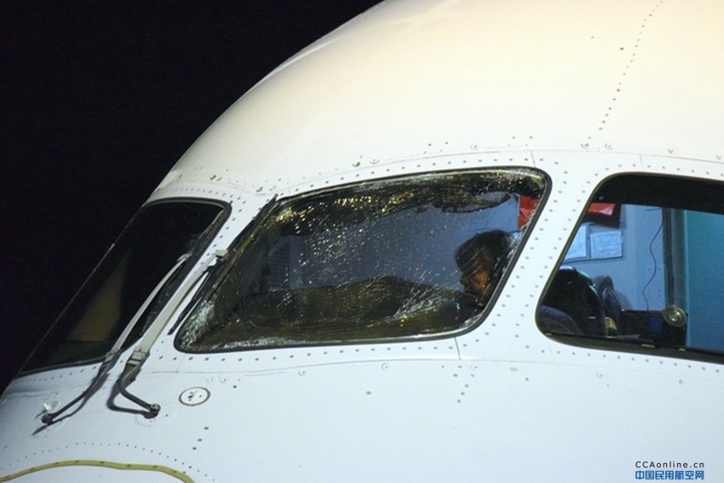 美联航一架飞机驾驶舱玻璃破裂，紧急备降成田机场