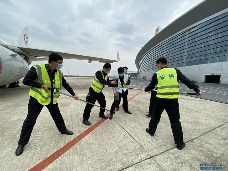 南昌机场安检开展机坪遭无关人员闯入的演练