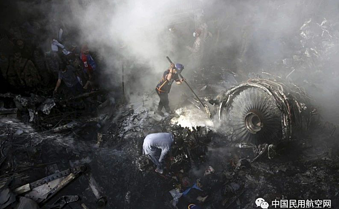 从3米高的地方跳下，巴基斯坦坠机幸存者亲述逃生经历