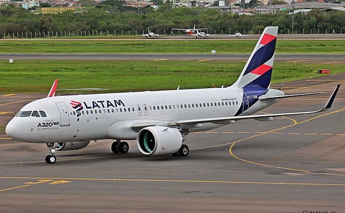 视频：LATAM航空客机重着陆 右起落架爆胎