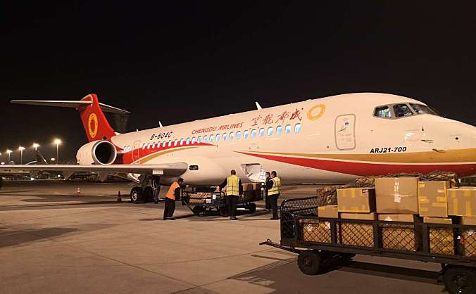 成都航空ARJ21飞机首次商业载货任务顺利完成