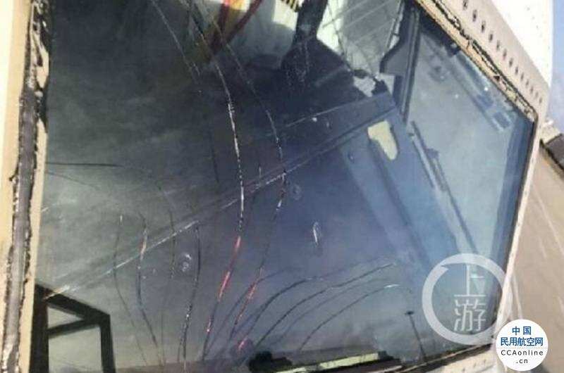 海航三亞飛北京航班的駕駛艙風擋出現裂紋，更換飛機后重新起飛