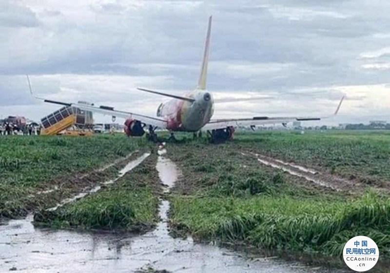 越捷航空一架客机在暴雨天气降落时滑出跑道，无人受伤