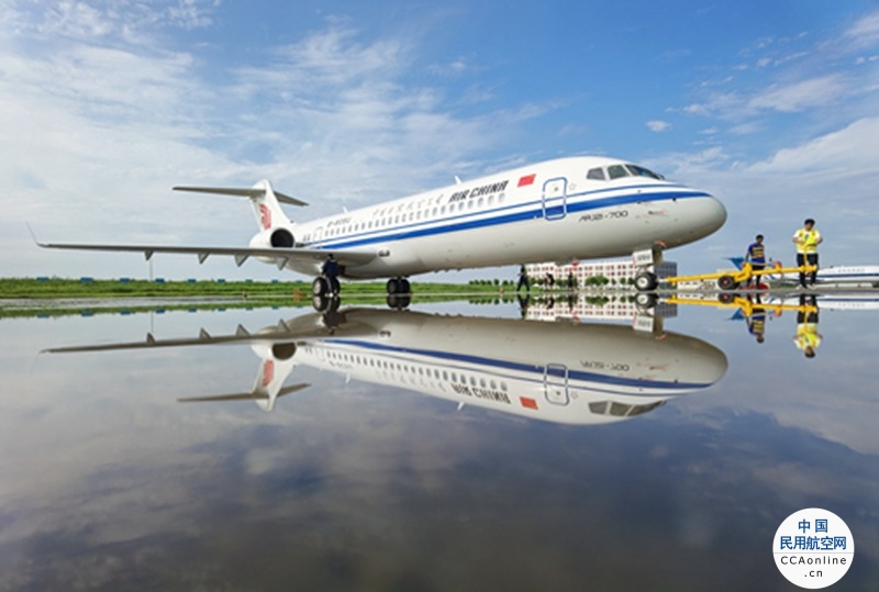 中国商飞向国航交付第三架ARJ21飞机，从浦东机场起飞