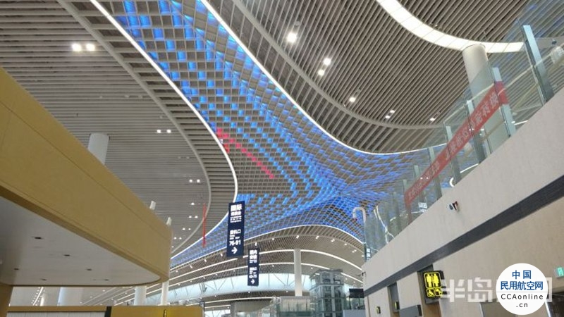 青岛胶东国际机场内部科技感十足，刷票+刷脸即可通行
