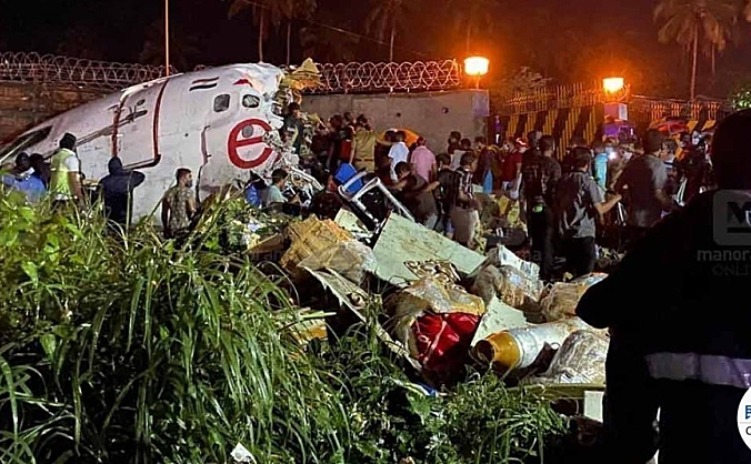 印度一架客机降落时冲出跑道，已致17人遇难