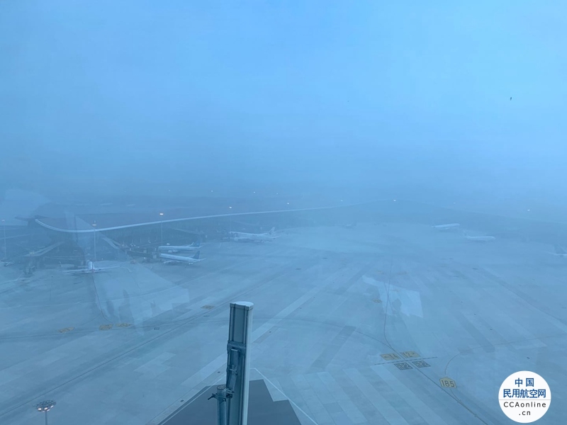 大兴机场迎来今年入夏以来第一次大雾天气