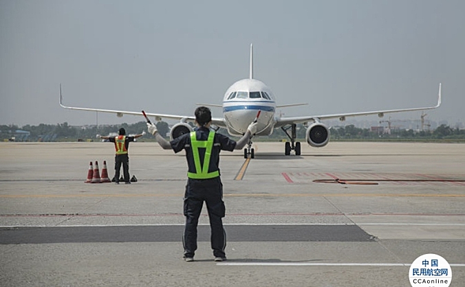 青岛机场自8月起迎来暑运高峰客流，国内航班量已恢复到2019年同期水平