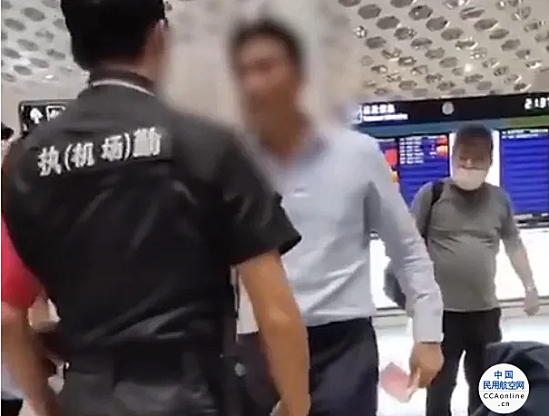 男子因航班取消在深圳机场闹事 用钱砸保安 被拘留5日