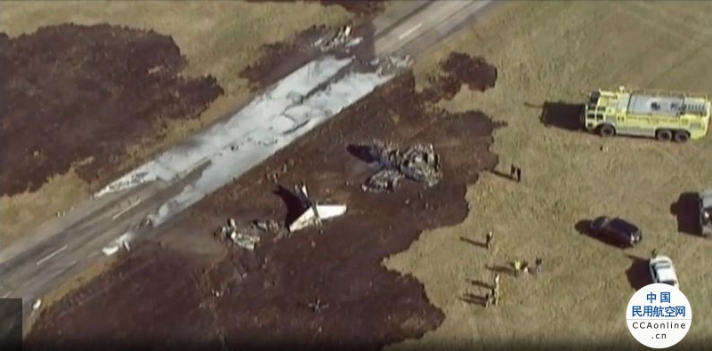 美国一架小型私人飞机在起飞前冲出跑道并起火，飞行员死亡