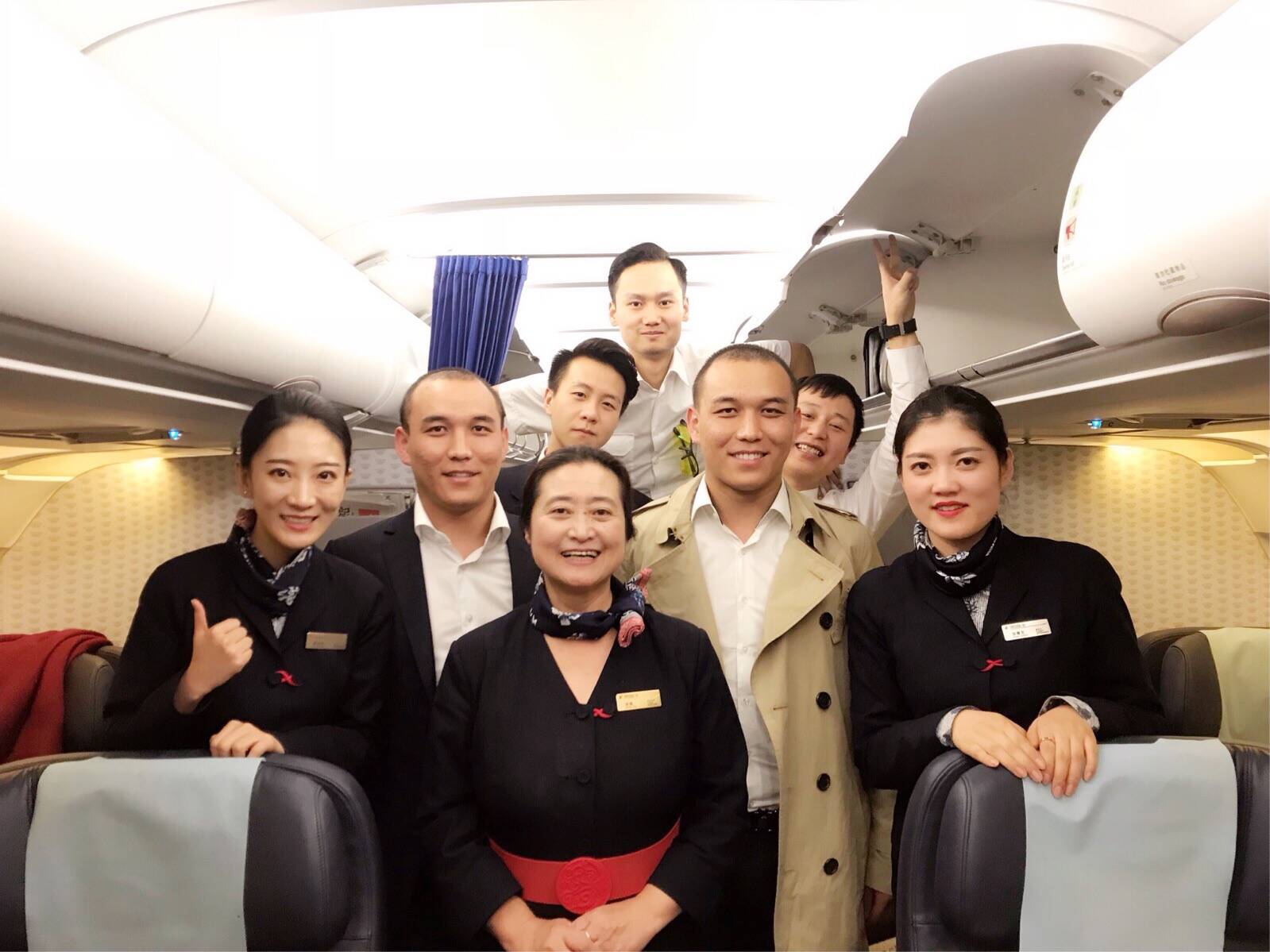 东航西北飞行40年客舱经理作别蓝天含泪服务旅客