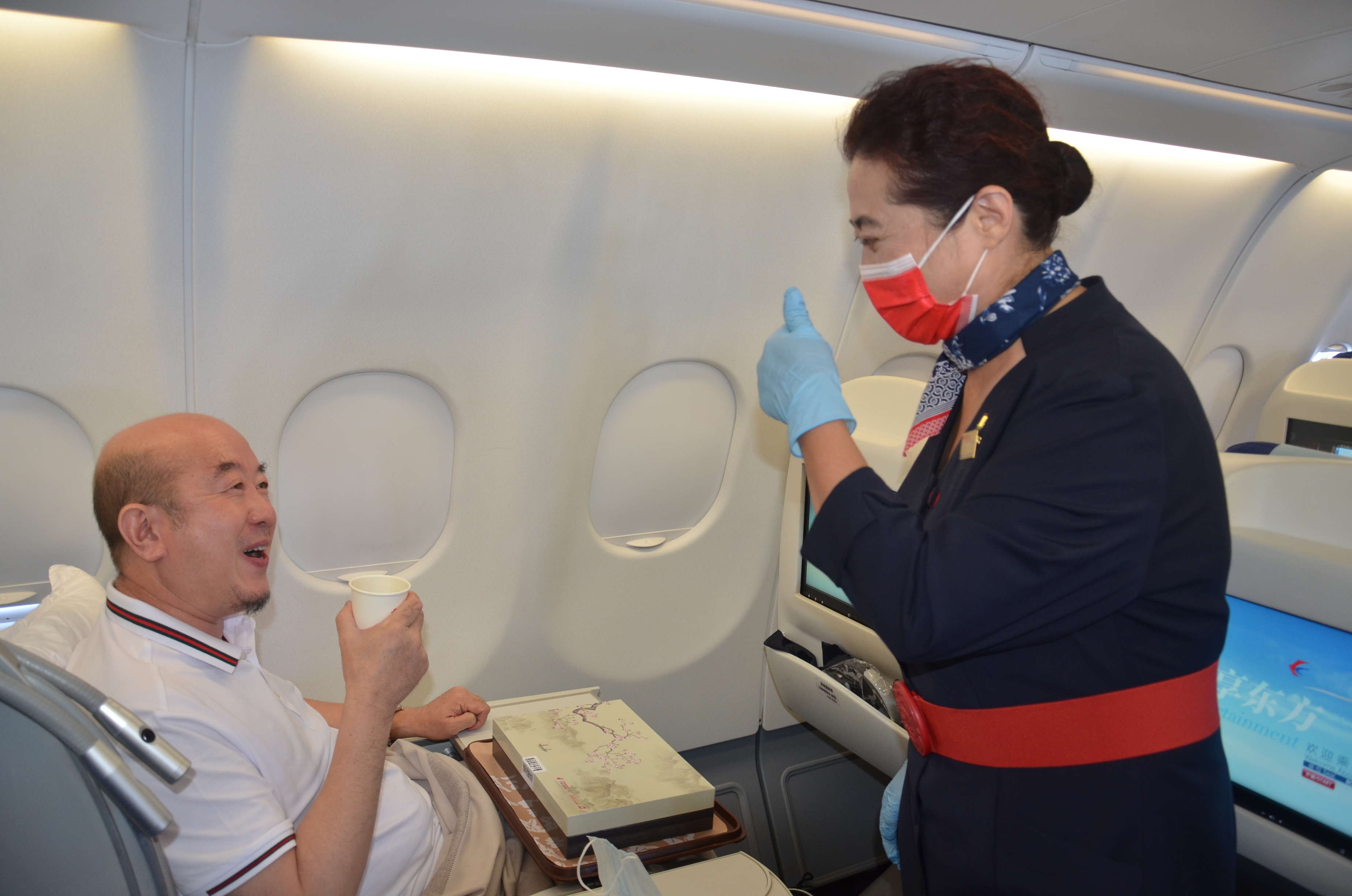 东航西北飞行40年客舱经理作别蓝天含泪服务旅客