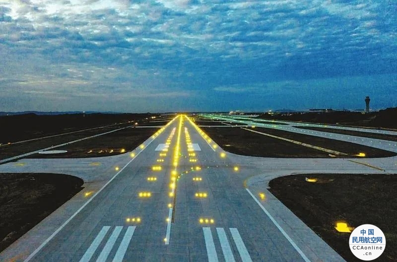 天府机场西一跑道完工亮灯，技术创下国内多个第一，12月开展试飞