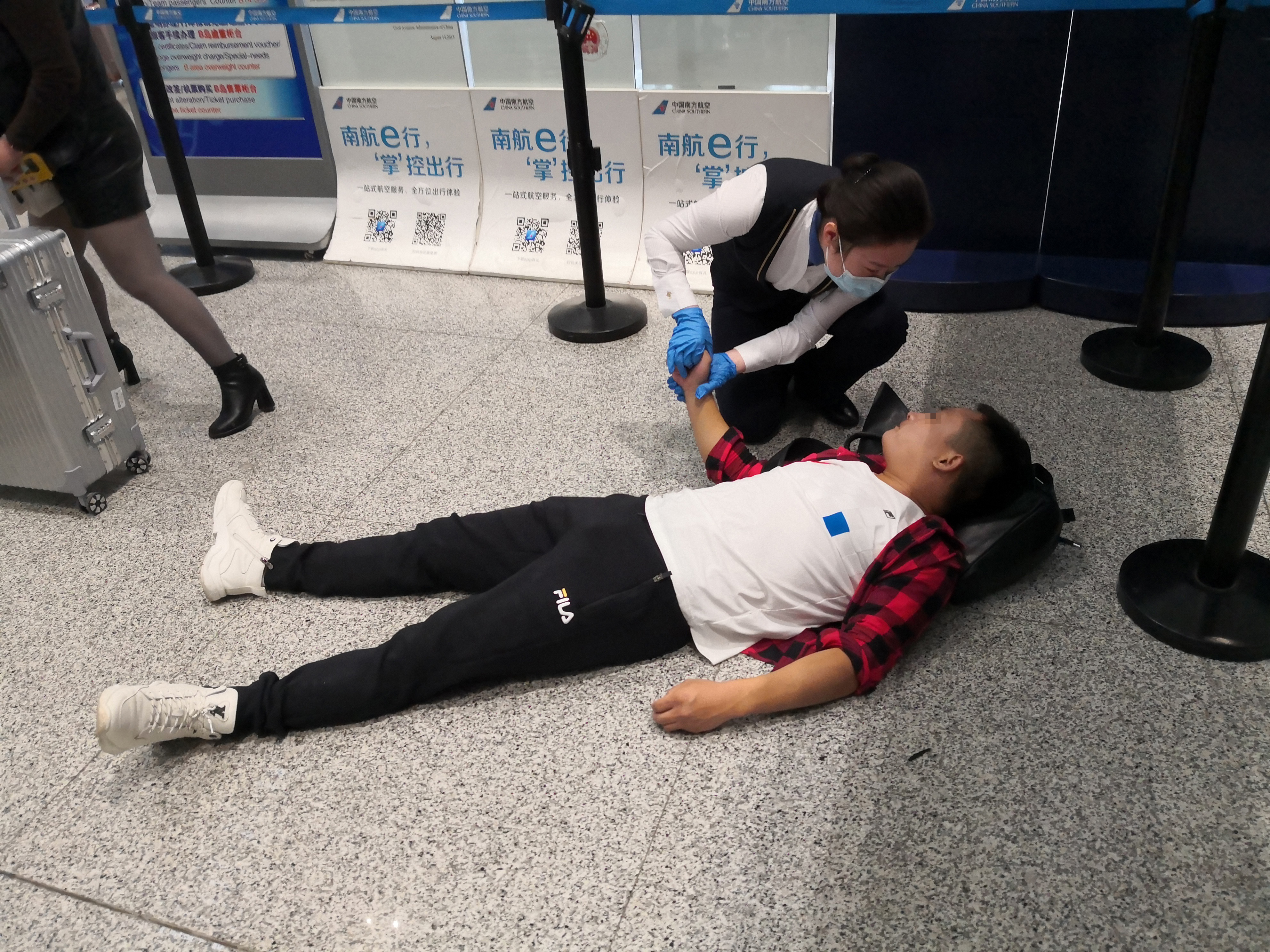 贵州旅客突发病机场晕倒  南航值机员及时救助以袖拭污