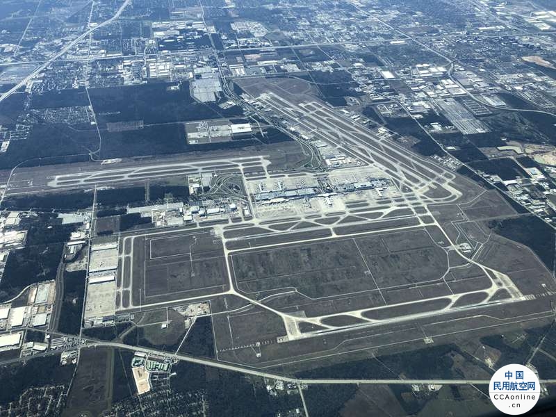 美媒：休斯敦最大机场发生火灾，数十航班延误