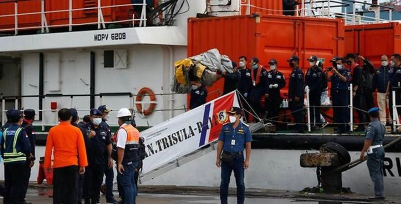 印尼彻夜进行坠毁客机搜救行动，部分遇难者遗体被发现