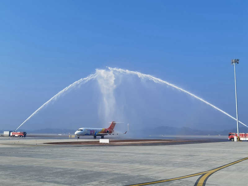 成都航空国产ARJ21飞机首次亮相天府国际机场，将参与验证试飞