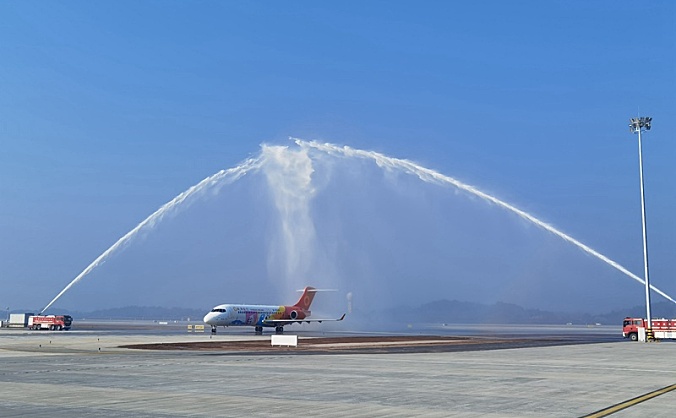 成都航空国产ARJ21飞机首次亮相天府国际机场，将参与验证试飞