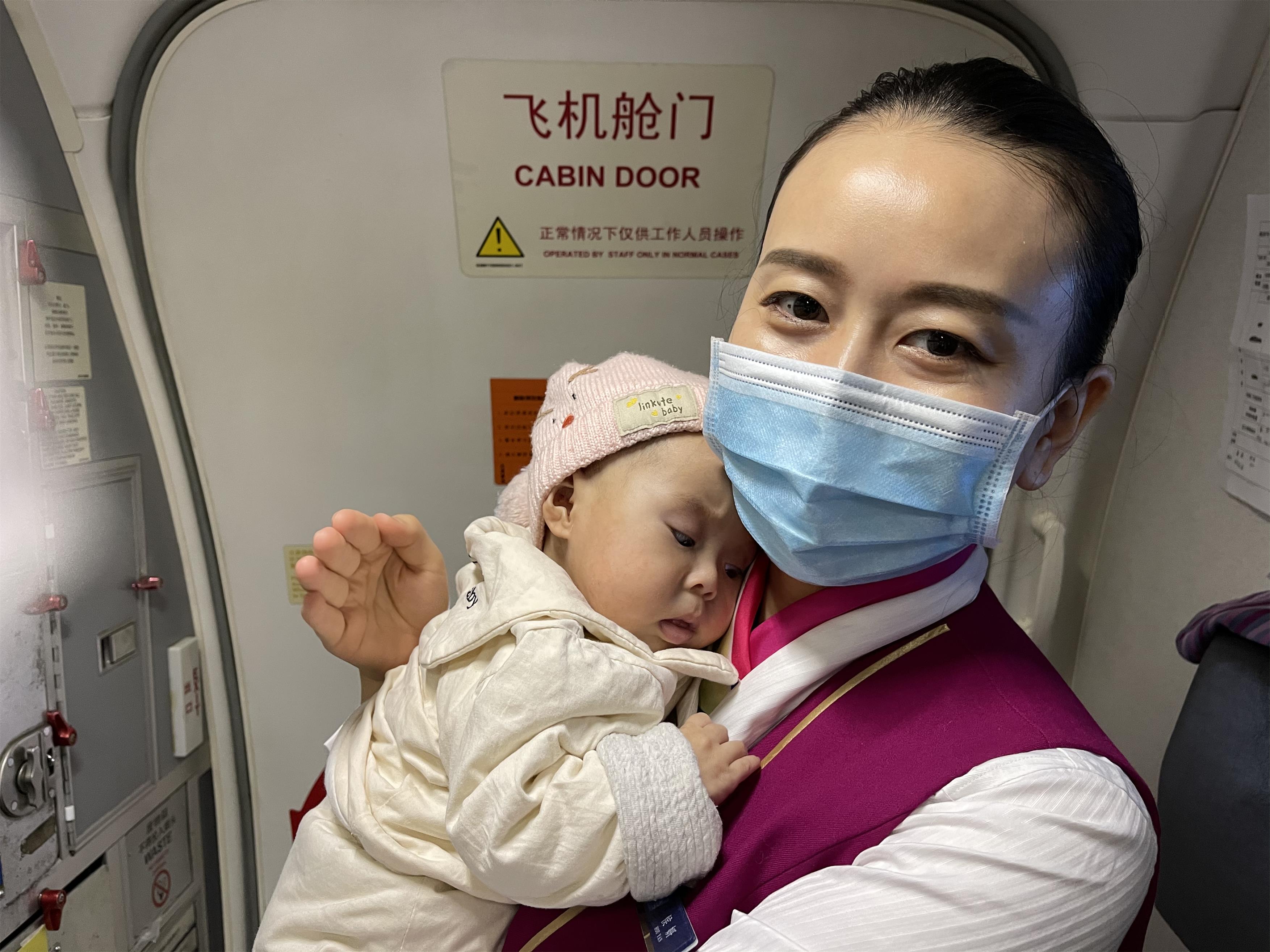 南航贵州空乘为患病孩子机上哺乳，旅客感动致谢