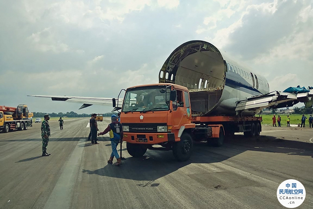 印尼特里加纳航空公司迫降飞机被解体运走