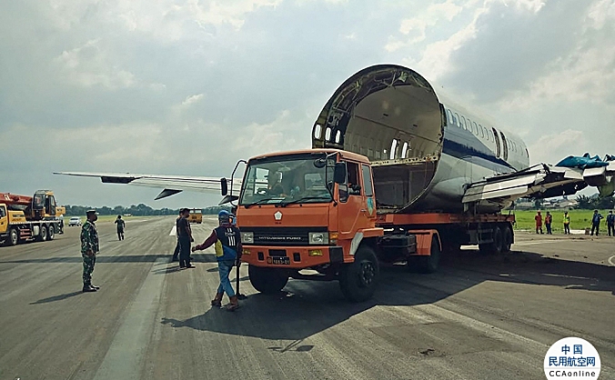 印尼特里加纳航空公司迫降飞机被解体运走