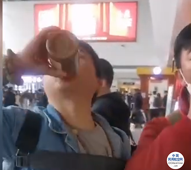两男子在茅台机场当场豪饮2瓶白酒 目击者：酒已开封，无法托运