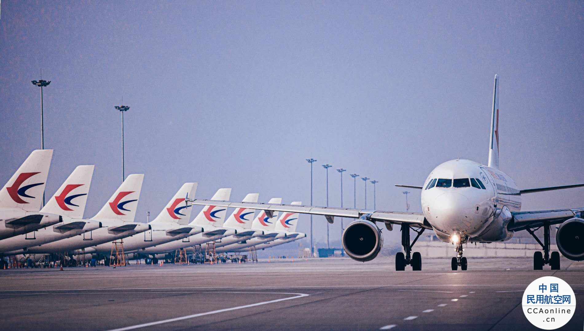 东方航空：3月旅客周转量同比上升220%