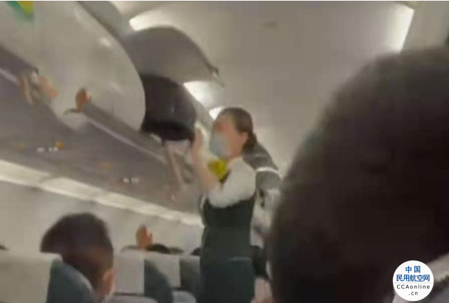 飞机上有乘客吸烟无人承认，空姐无奈打开行李箱挨个进行检查