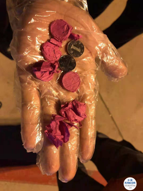 又把飞机当许愿池？！一旅客向飞机扔硬币“祈福”导致航班取消