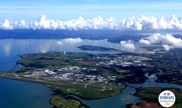 一架轻型飞机在新西兰克赖斯特彻奇机场迫降