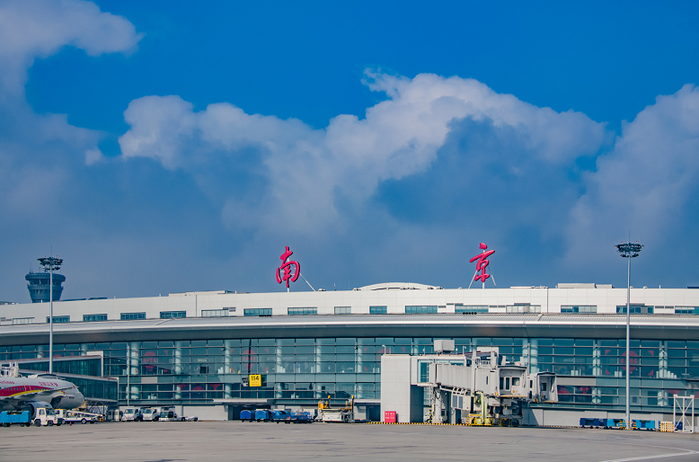 疫情后南京禄口机场首个恢复运行的客运航班开始登机