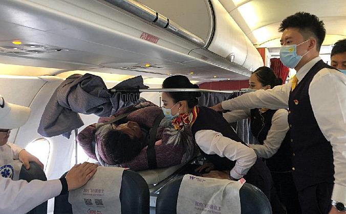 五一高峰的“生命抉择” 西部航空承运生命危急旅客转院抵渝治疗