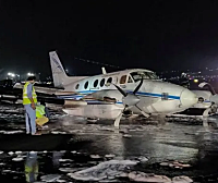 印度一载有新冠病患的飞机起飞后轮子掉落，在机场紧急迫降