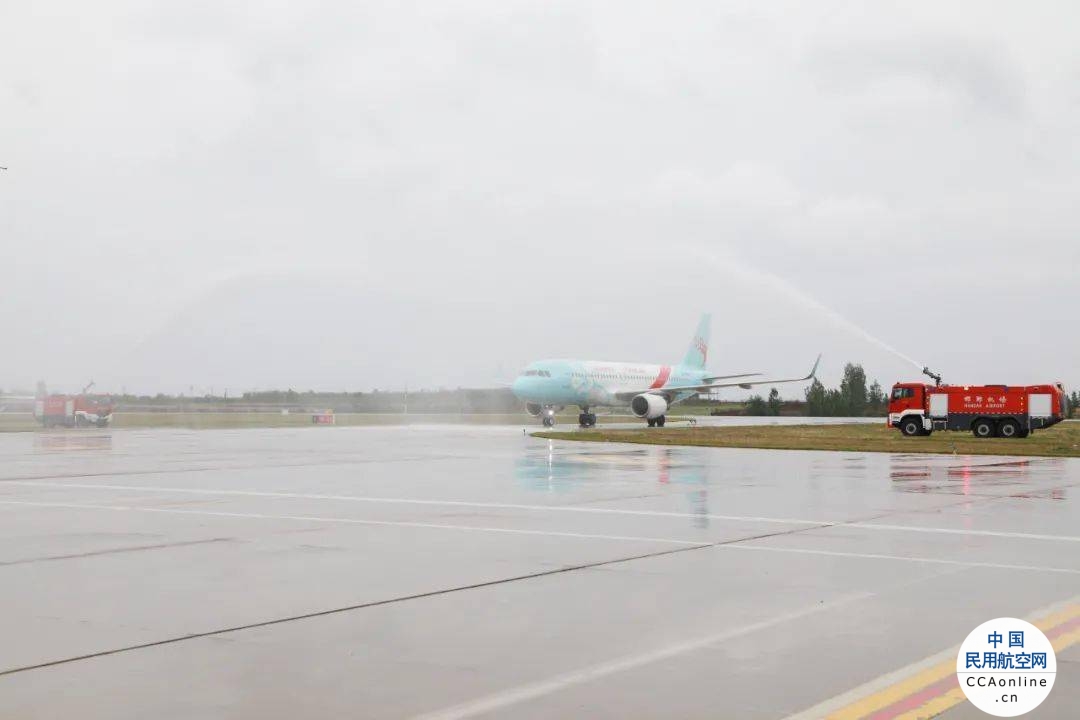 洱海坠机烈士回家，群众雨中等待，机场水门最高礼遇致敬