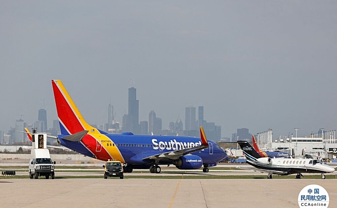 美国西南航空两架波音737在芝加哥机场相撞